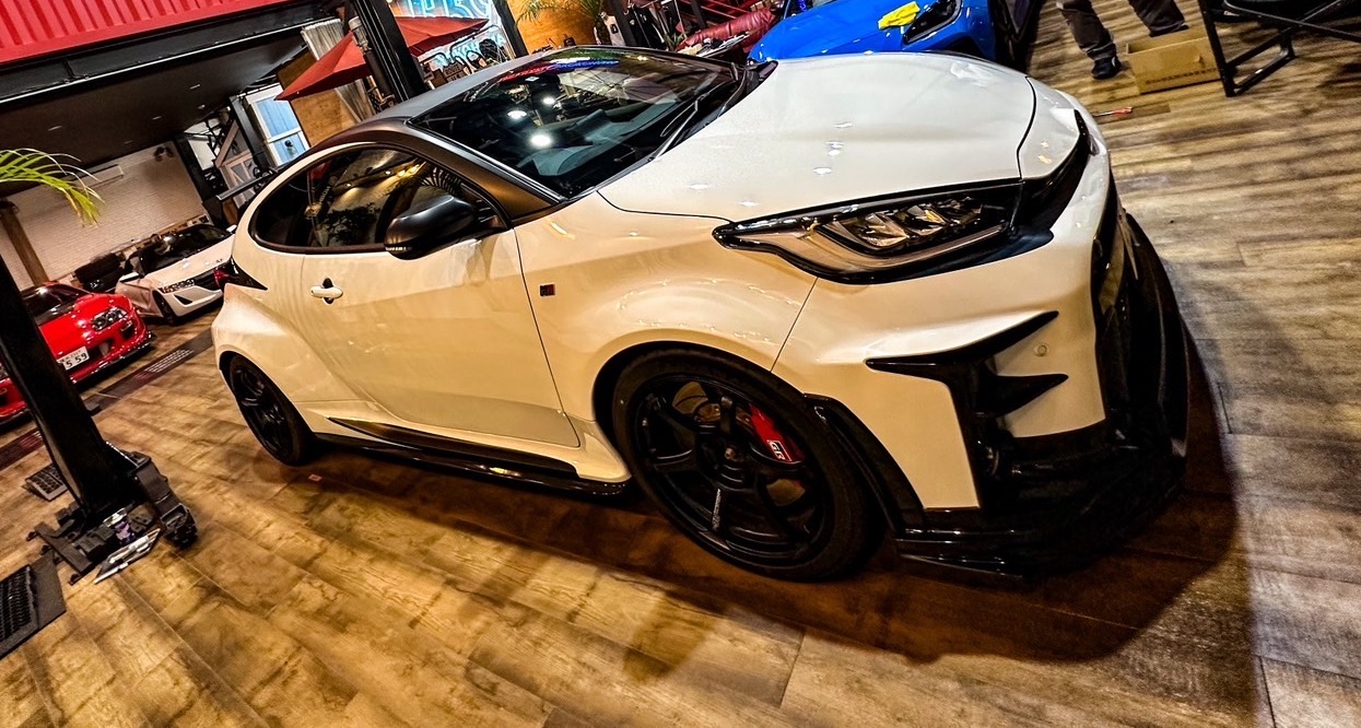 GR YARIS BLACK DIVIDE 施工写真