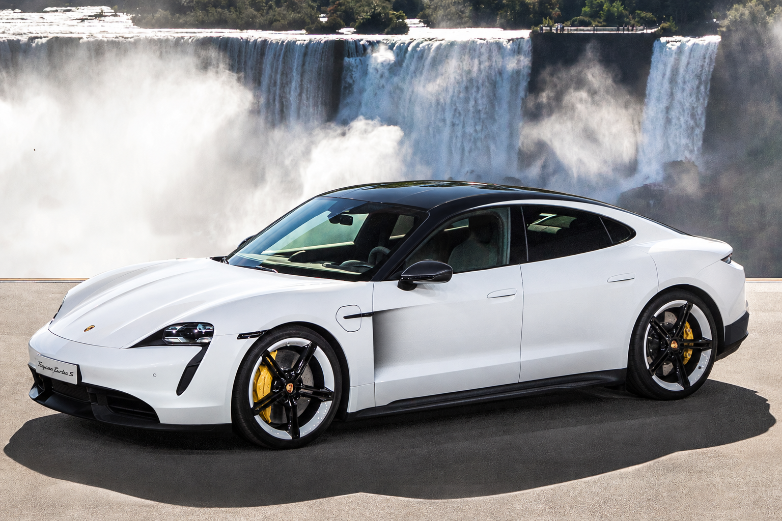 PORSCHE Taycan の BLACK DIVIDE